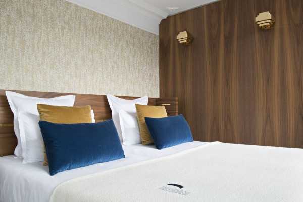 hotel-paris-9e-arrondissement-deluxe-bedroom2
